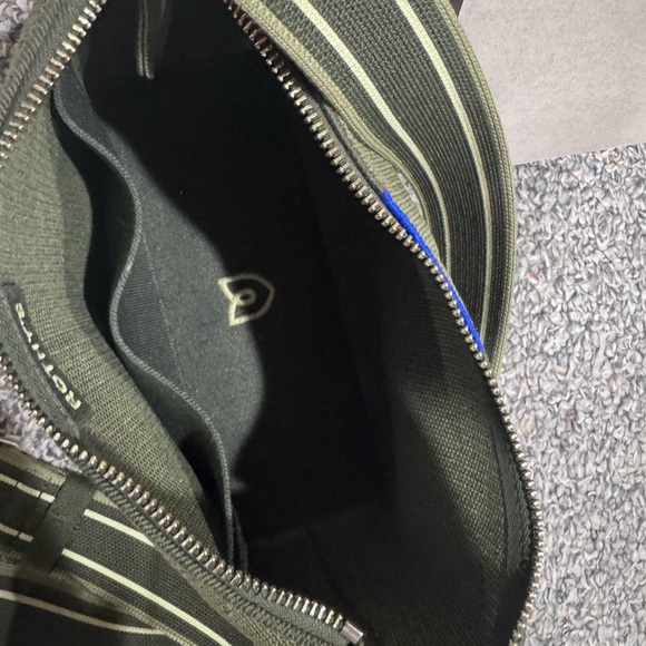 EUC Evergreen Crossbody- comes with box and tag - Picture 4 of 6